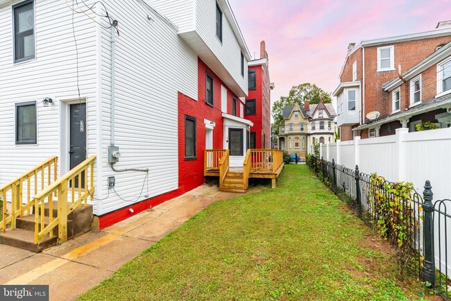 Building Photo - 32 E Elm St