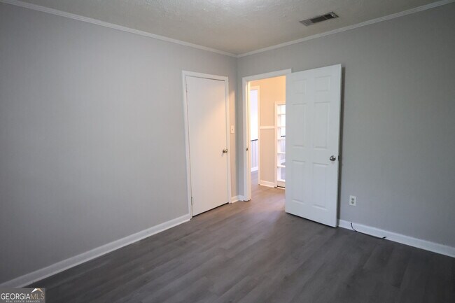 Building Photo - 351 Brook St