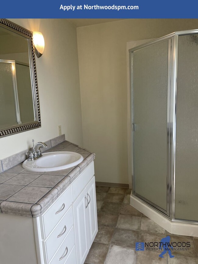 Building Photo - Beautiful Butte Creek View-3 Bedroom 2 Bat...