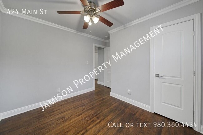 Building Photo - 424 Main St