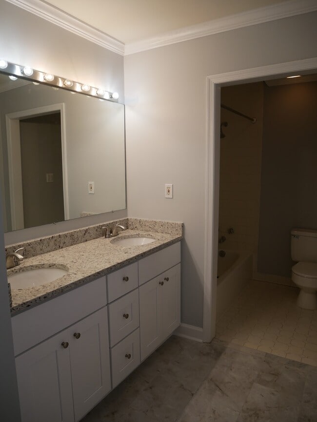 Building Photo - 4 Bedroom 3.5 Bath Corner Unit Townhouse o...