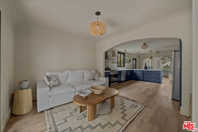 Building Photo - 8822 Rosewood Ave