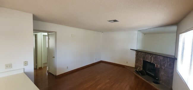 Building Photo - Gorgeous 2BED/2BATH Condo nestled in a Roc...