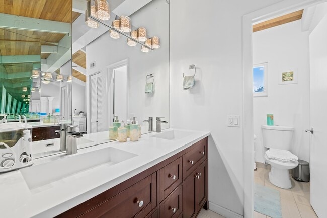 Building Photo - 219 NE 17th Ave