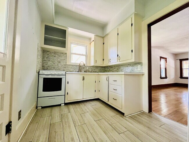 Building Photo - Charming 2-Bedroom Gem in Royal Oak – Walking Distance to Downtown!