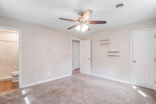 Building Photo - Home Close to Amenities