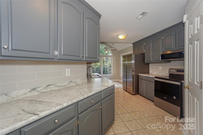 Building Photo - 840 Emerson Dr
