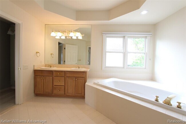 Building Photo - 18547 Clairmont Cir E