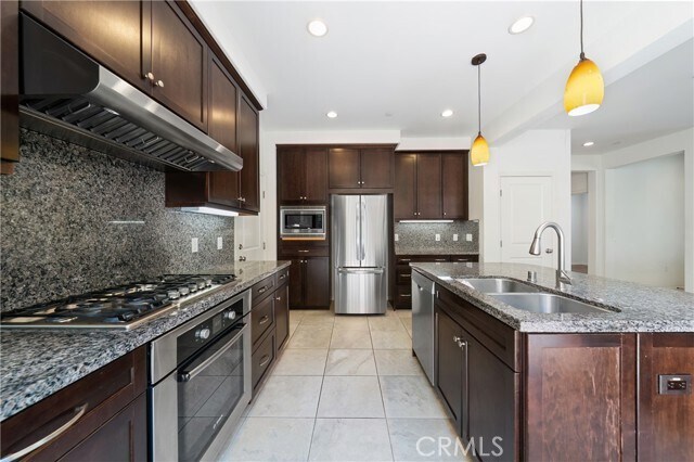 Building Photo - 75 Emerald Clover