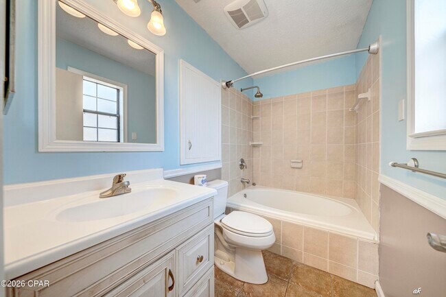 Building Photo - 307 Fan Palm Pl