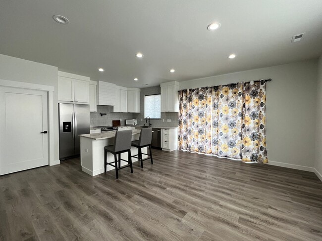 Building Photo - Newer Construction Condos in Moses Pointe!