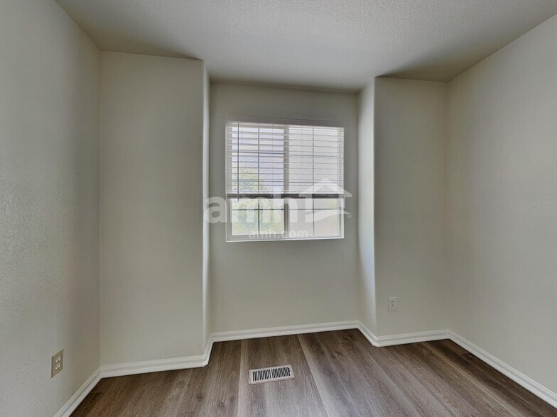 Building Photo - 8433 Golden Eye Dr