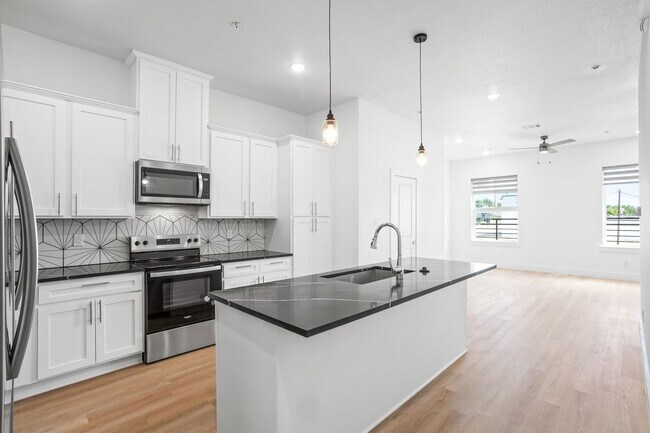 Building Photo - 2400 Benbrook Dr