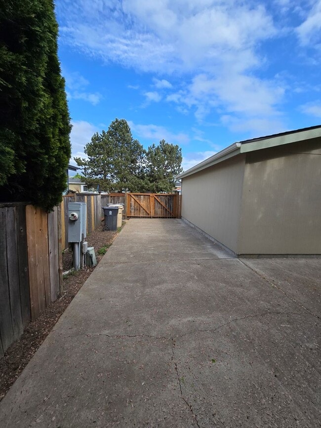 Building Photo - Pet Friendly 3bed : 2bath home w/ Garage &...