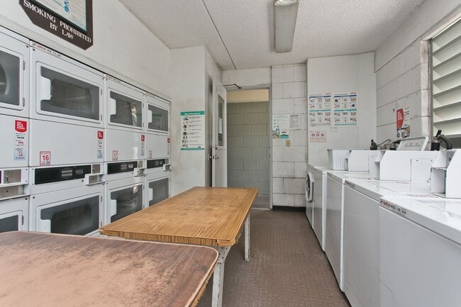 Building Photo - Beautiful 2 beds 1 bath  1 covered parking in Waialae, Honolulu