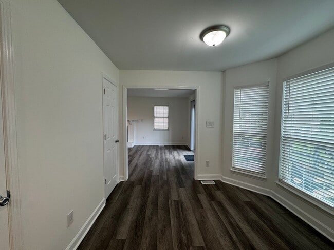 Building Photo - Conveniently Located 3 Bed 2.5 Bath Home i...