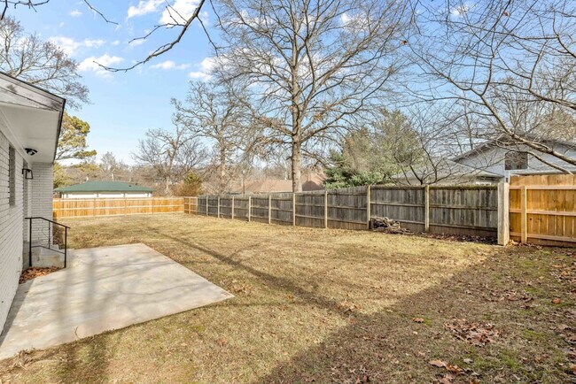 Building Photo - 201 N Dogwood St