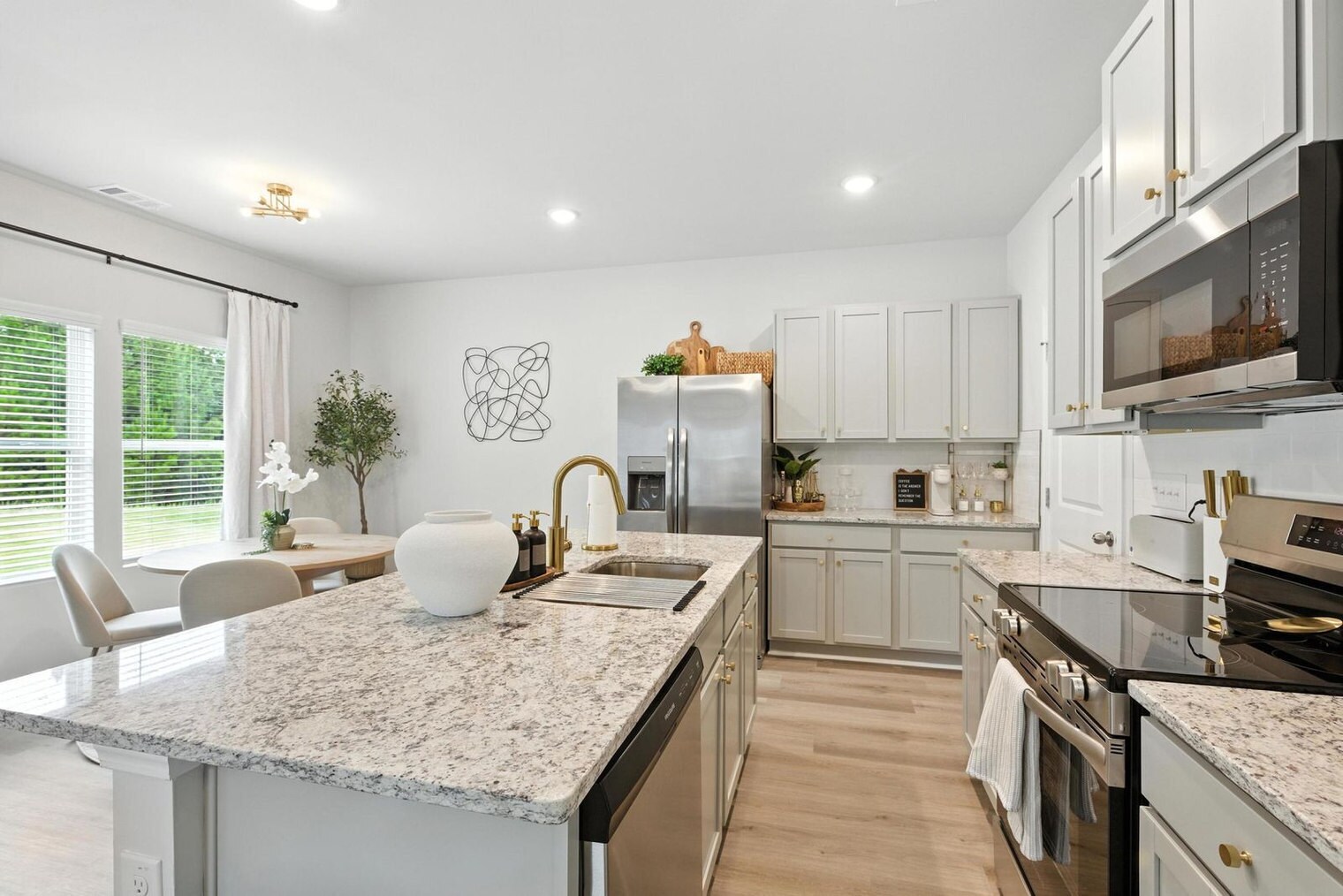 Building Photo - 611 W Vincent Dr