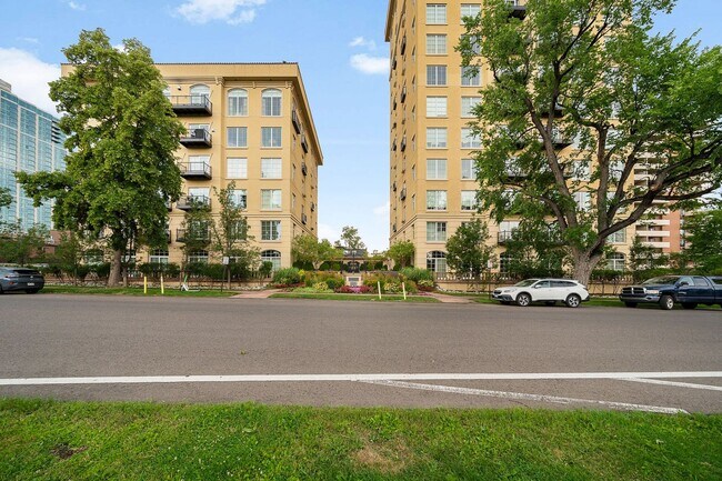 Building Photo - Updated 2BD, 2BA Condo Overlooking Denver Country Club