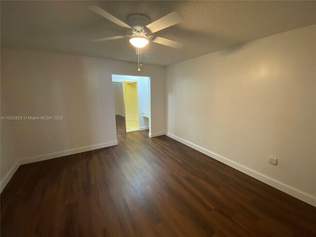 Building Photo - 8250 Southampton Dr