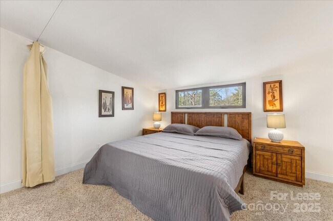 Building Photo - 5712 Oak Dr