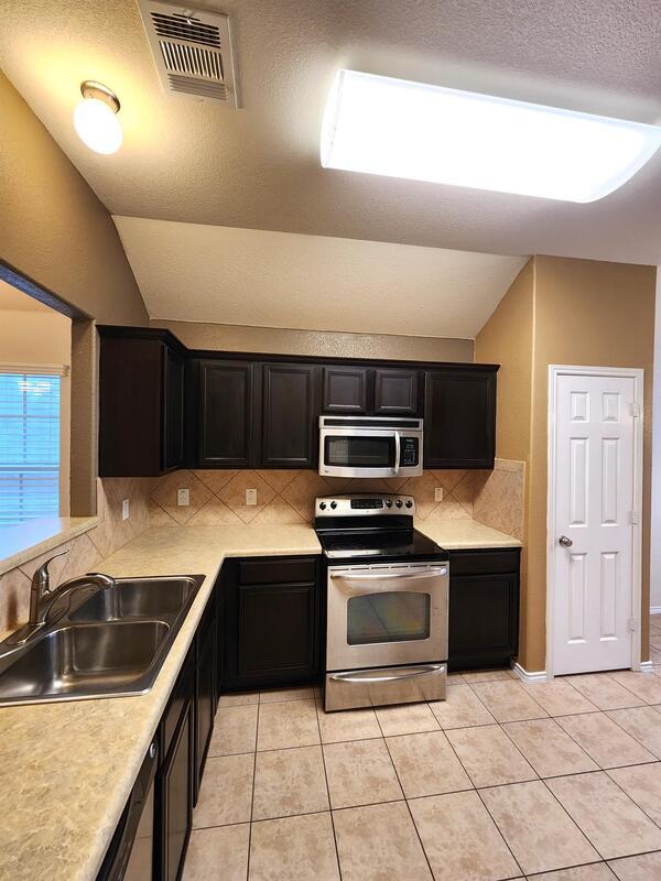 Building Photo - 5202 Williamette Ln