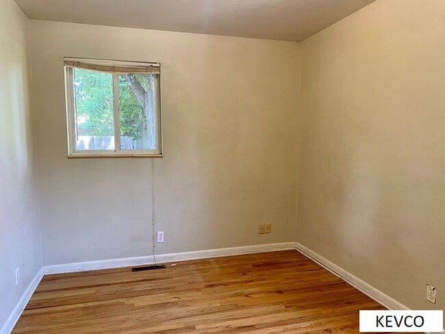 Building Photo - Great Three Bedroom, Close to Everything!