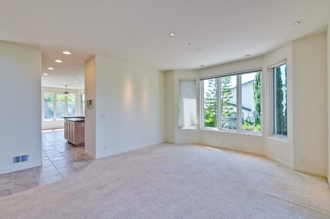Building Photo - Large 3,767 sqft home on a 10,000 sqft lot- 2 bed located on 1st floor w/ separate entrance - Top...