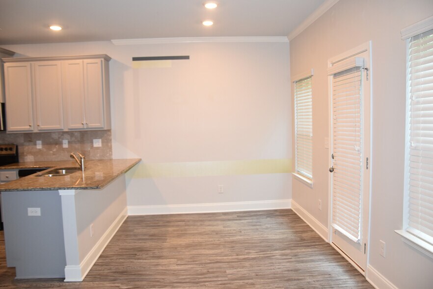 Building Photo - Room in Townhome on Castellan Dr
