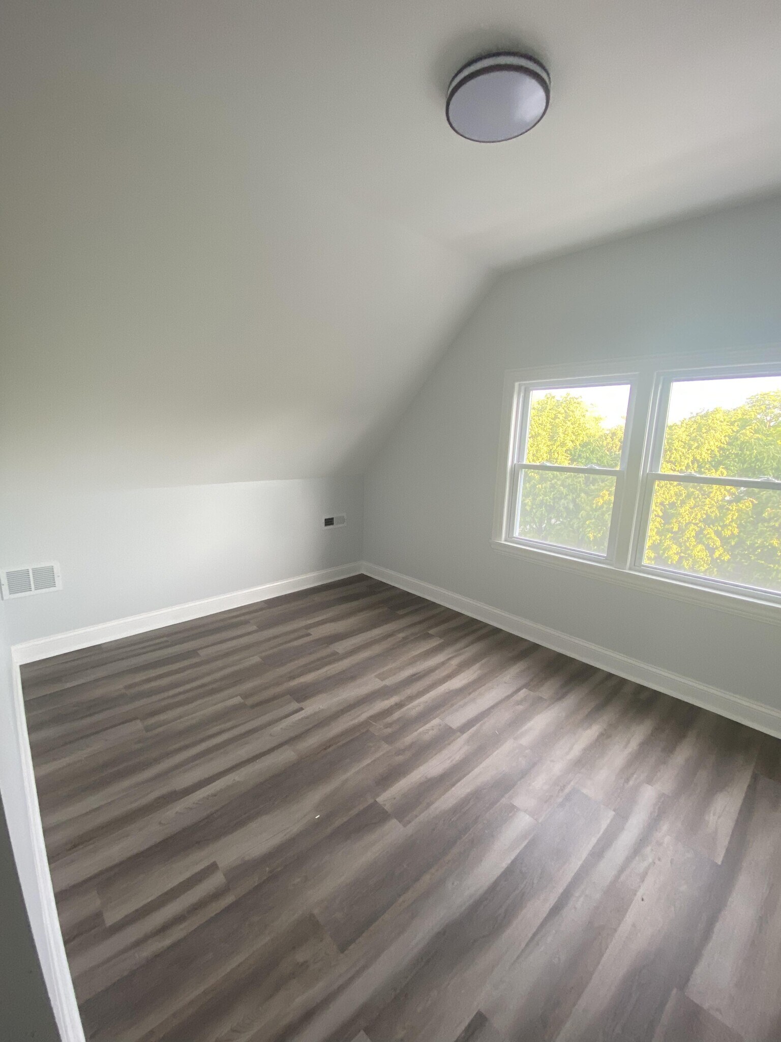 Building Photo - 3840 W Diversey Ave