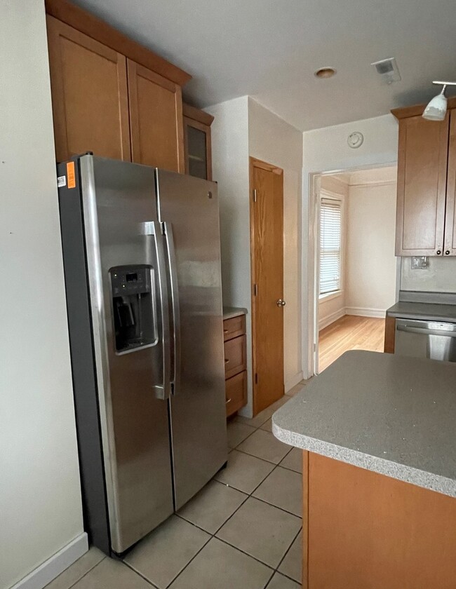 Building Photo - 408 W Briar Pl