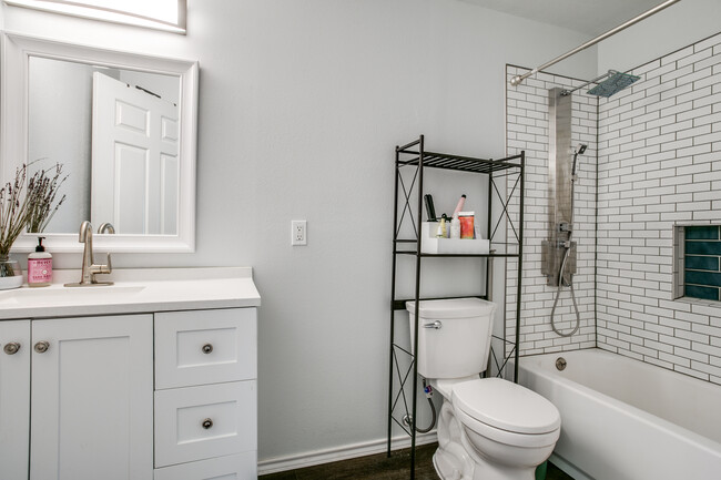 Large bathroom with shower panel and plenty of space - 3241 Sandage Ave
