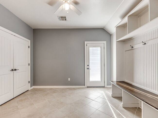 Building Photo - Fantastic home in the Fairways at Surrey H...