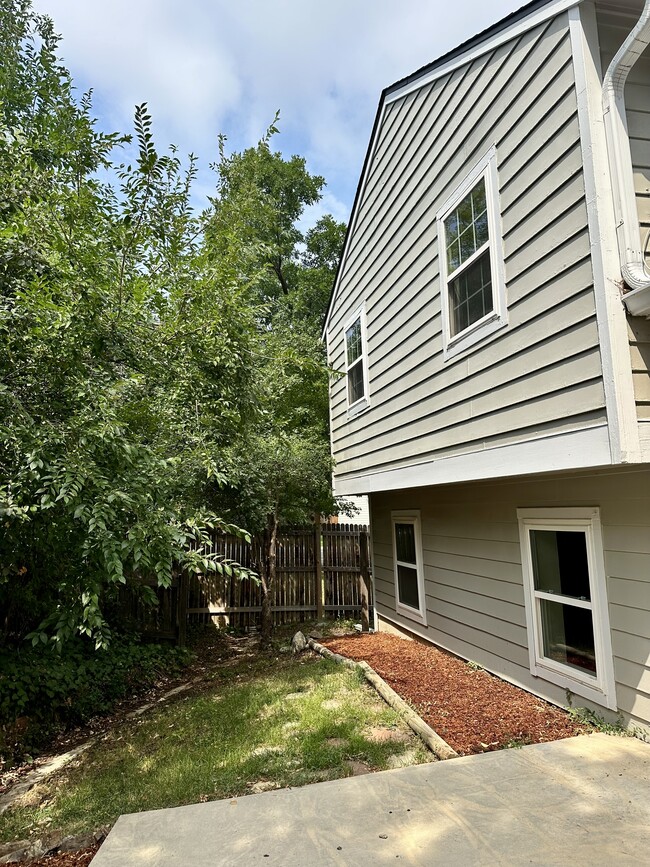 Building Photo - 4902 E Davies Dr