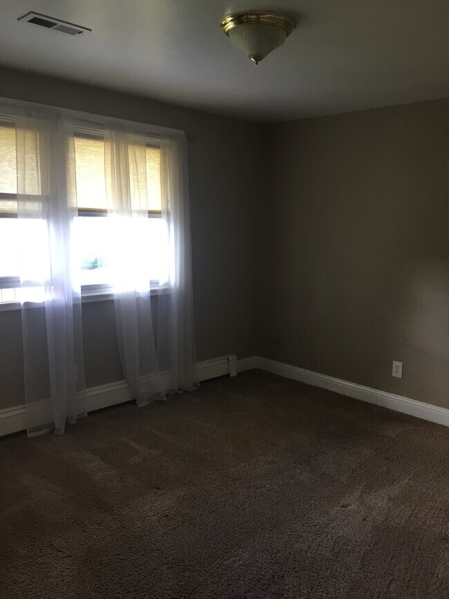 Building Photo - HUGE HOME FOR RENT!!