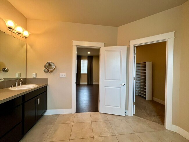 Building Photo - Large 5 Bedroom Home in Tumwater