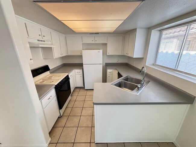 Building Photo - Cute 3Bed/2Bath, 2-Story Home located in t...