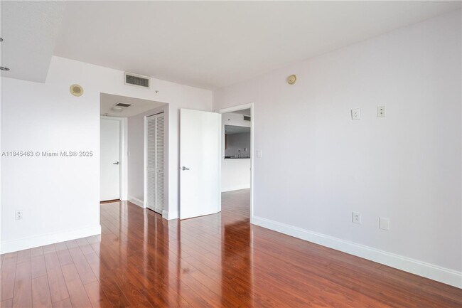 Building Photo - 1800 N Bayshore Dr
