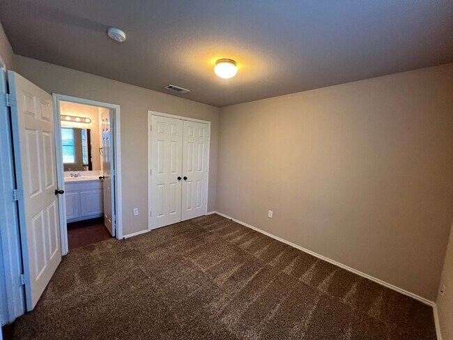 Building Photo - Welcome home to this spacious 3-bedroom, 2-bath quadplex in Krum!