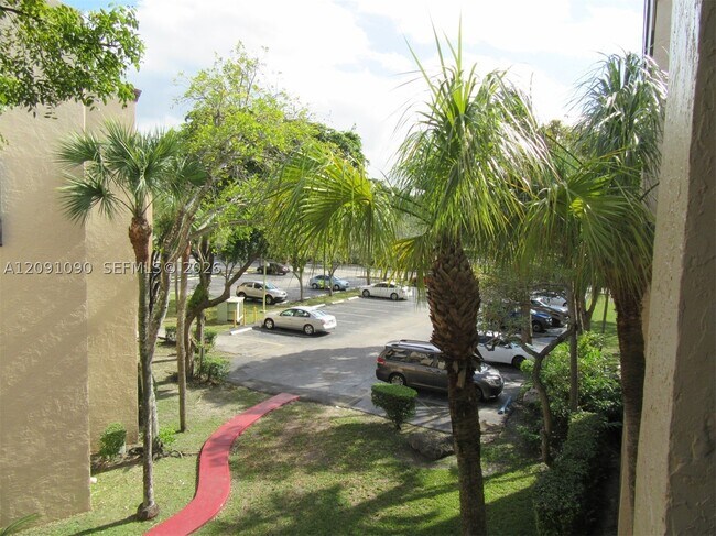 Building Photo - 14221 N Kendall Dr