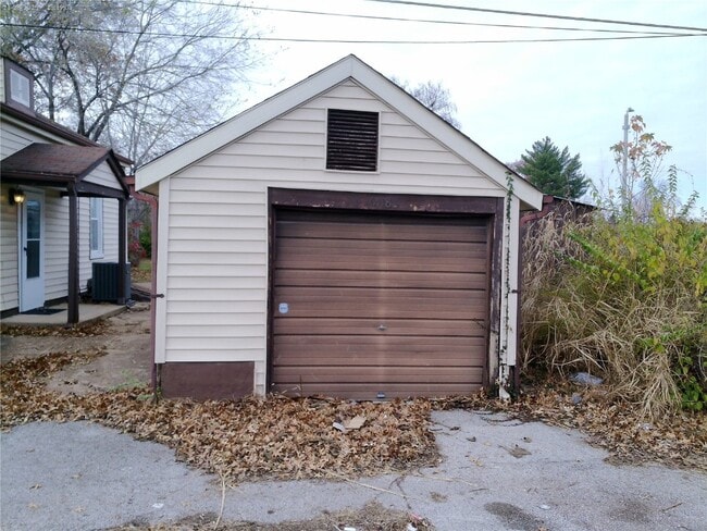 Building Photo - 6118 Vermont Ave