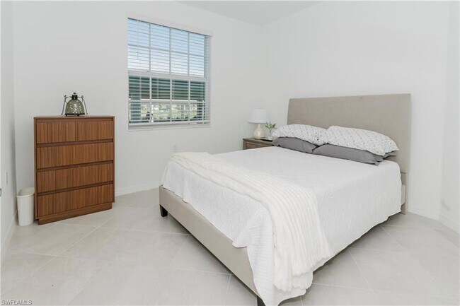 Building Photo - 15285 Green Acre Avenue Unit 418