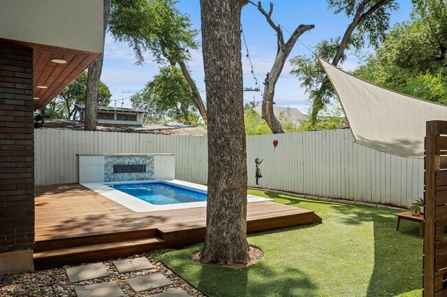 Building Photo - 2017 Kinney Ave