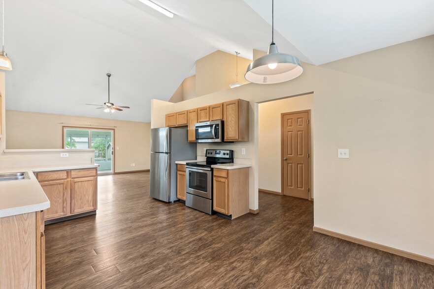 Building Photo - 77 W Fieldstone