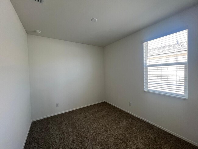 Building Photo - 15645 W Desert Hollow Dr