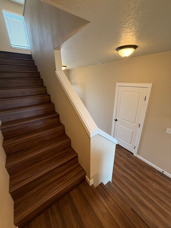 Building Photo - Must See 4 Bedroom!