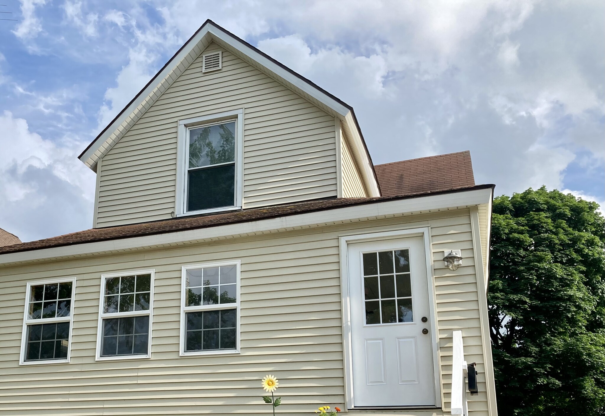 Upper 2 Bdrm Apartment - 916 Harrison Ave