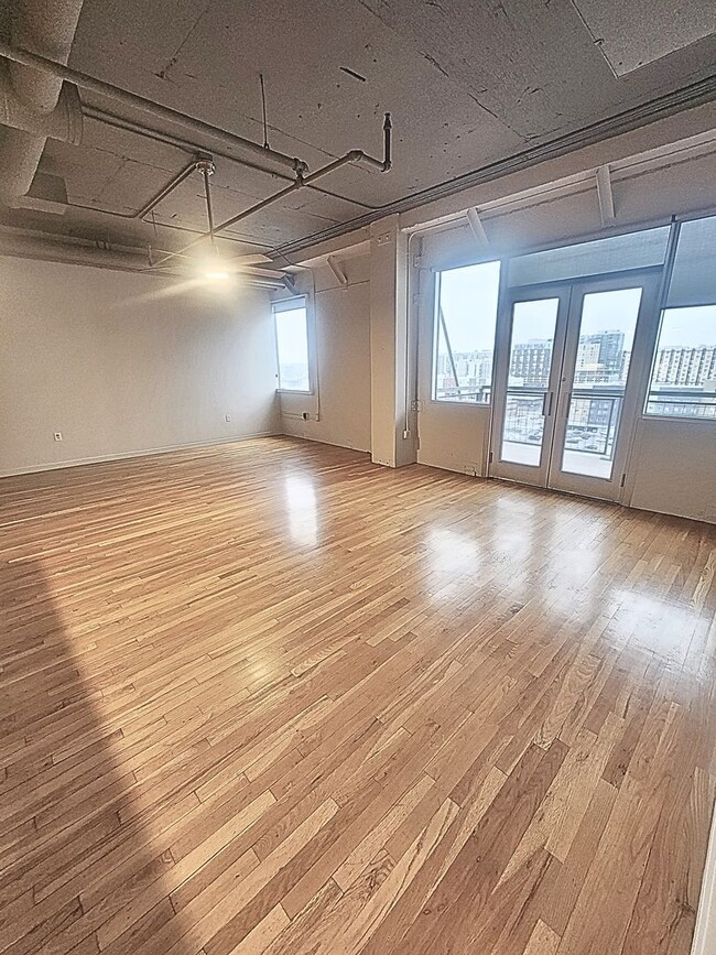 Building Photo - Gorgeous & Updated Skyloft One Bedroom-Ava...