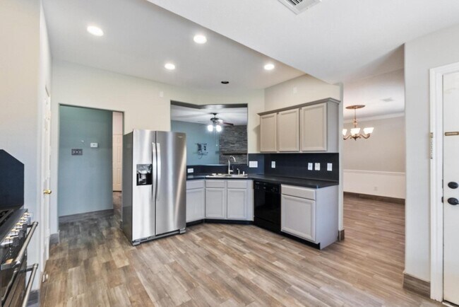Building Photo - 10638 Desert Springs Cir