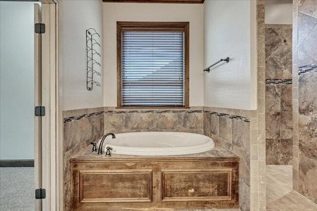 Building Photo - Gorgeous Executive Home - Open Plan - Stor...